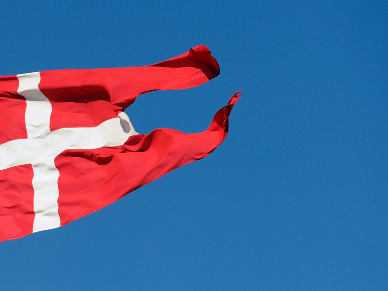 Flüchtlinge am Empfang im Asylcenter im dänischen Sønderborg. Wer in Dänemark politisches Asyl beantragen will, sollte gut zu Fuß sein. Das einzige Aufnahmezentrum des Landes für Flüchtlinge liegt etwa 25 Kilometer außerhalb von Kopenhagen auf einem Truppenübungsgelände in Sandholm. - Foto: picture alliance / dpa