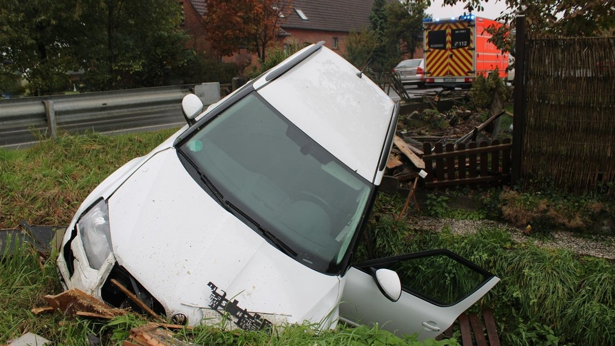 POL-MI: Auto gerät in den Straßengraben - Foto: presseportal.de