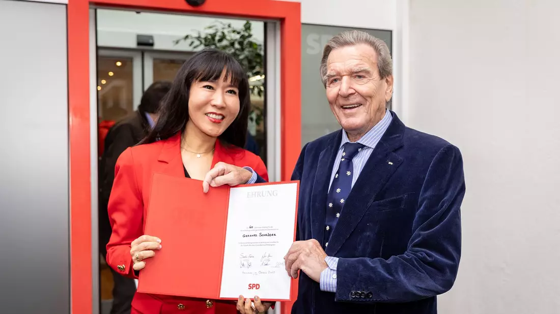Altkanzler Gerhard Schröder wurde für 60 Jahre Parteimitgliedschaft geehrt. Seine Frau So-yeon Schröder-Kim begleitete ihn nach Hannover. - Bild: Moritz Frankenberg/dpa