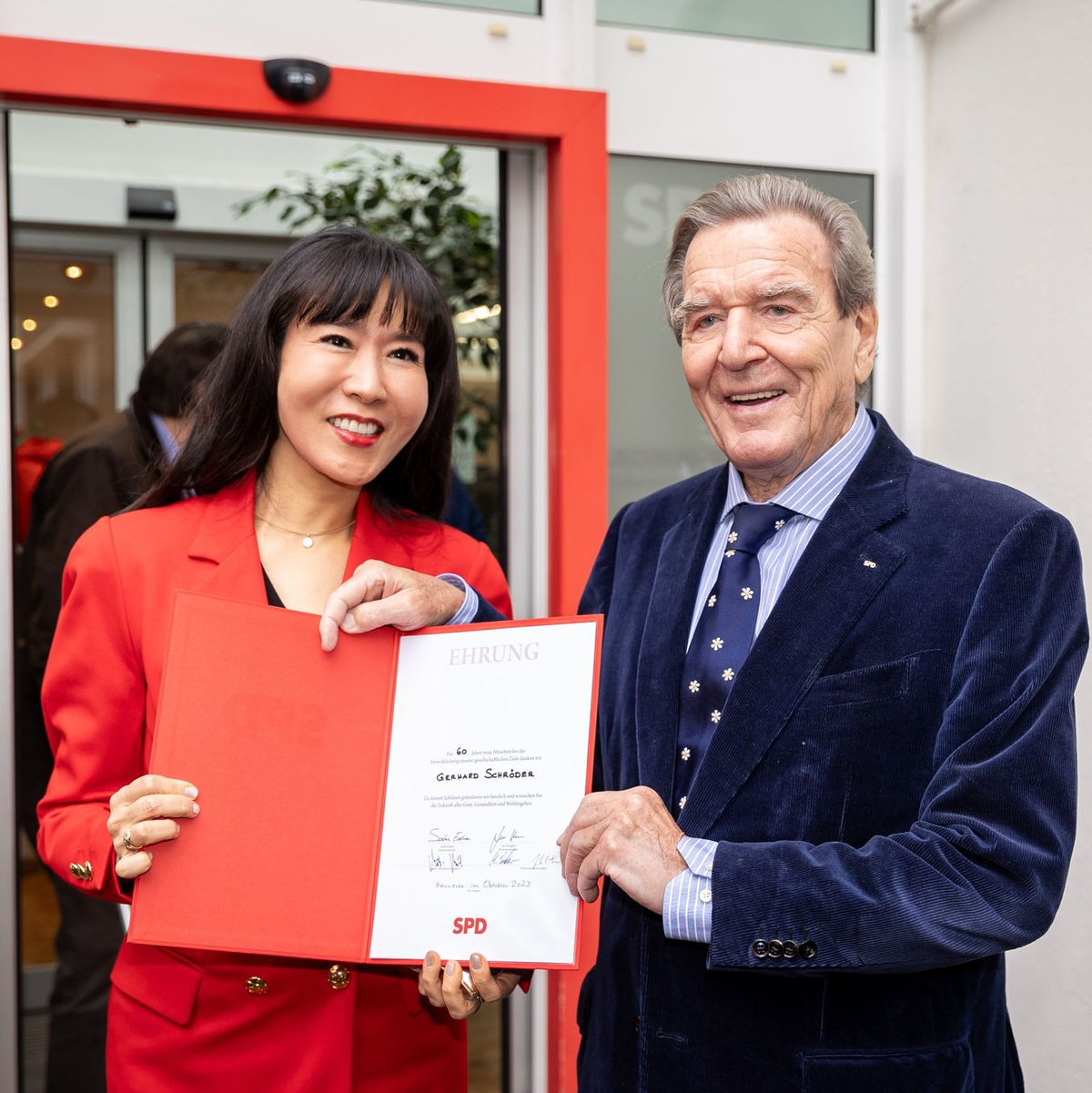 Altkanzler Gerhard Schröder wurde für 60 Jahre Parteimitgliedschaft geehrt. Seine Frau So-yeon Schröder-Kim begleitete ihn nach Hannover. - Foto: Moritz Frankenberg/dpa