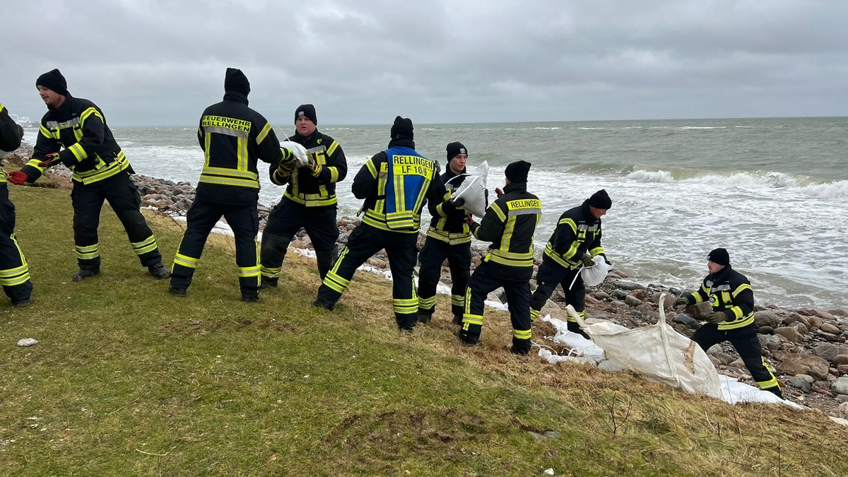 FW-PI: Einsatzkräfte aus dem Kreis Pinneberg unterstützen bei der Deichverteidigung - Foto: presseportal.de