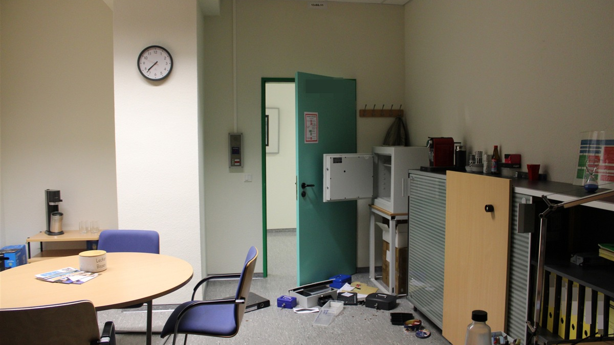 POL-RBK: Rösrath - Täter haben es bei Schuleinbruch erneut auf zahlreiche iPads und Bargeld abgesehen - Foto: presseportal.de