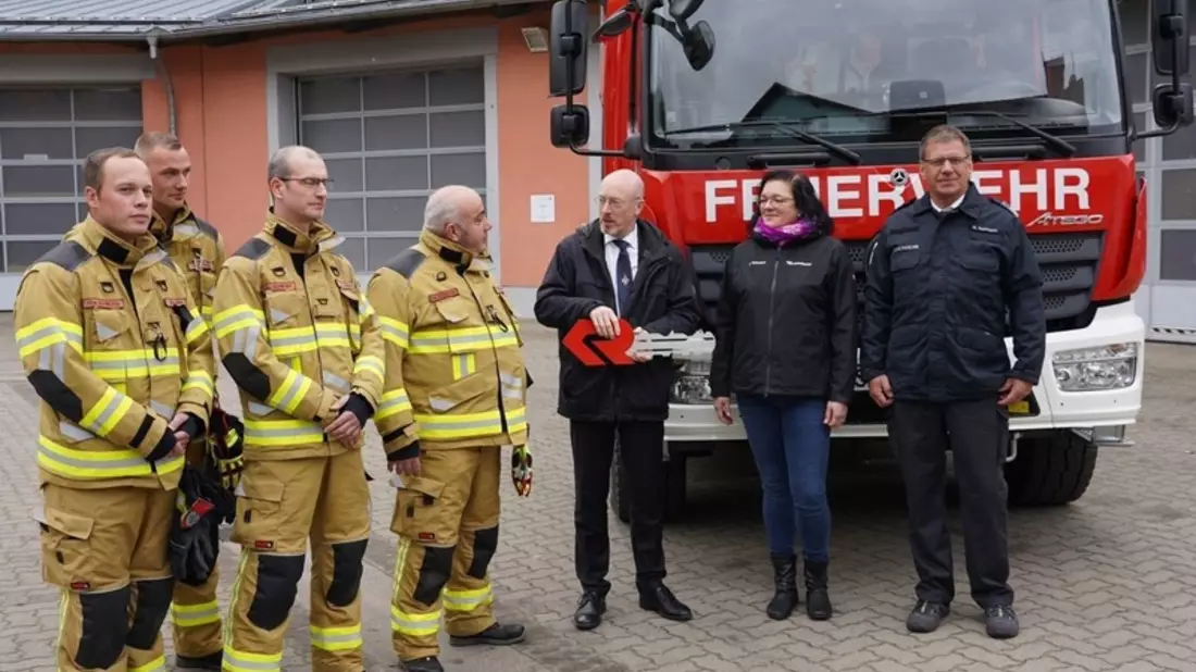 IM-MV: Zukunftsfähige Feuerwehr: Christian Pegel übergibt erstes Löschgruppenfahrzeug - Bild: presseportal.de