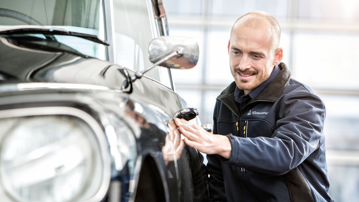 Saisonfahrzeuge: Winterschlaf richtig vorbereiten / TÜV Rheinland: Schäden an Oldtimer, Wohnmobil oder Motorrad in den Wintermonaten vermeiden / Batterie abklemmen und ausbauen - Foto: presseportal.de