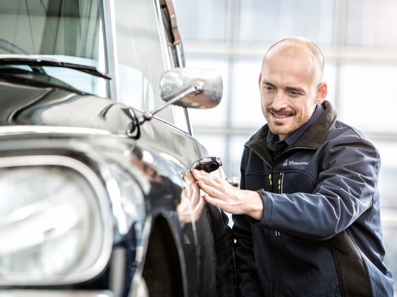 Saisonfahrzeuge: Winterschlaf richtig vorbereiten / TÜV Rheinland: Schäden an Oldtimer, Wohnmobil oder Motorrad in den Wintermonaten vermeiden / Batterie abklemmen und ausbauen - Foto: presseportal.de