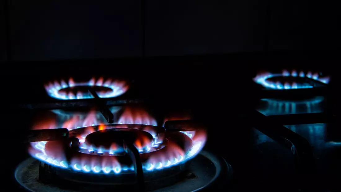 Flammen auf einem Herd: Niemand weiß, wie sich die Energiepreise entwickeln werden. - Bild: Lino Mirgeler/dpa