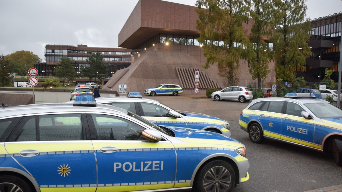 Einsatzkräfte der Polizei stehen vor der Universität in Mannheim. Das Landeskriminalamt ermittelt nun zu dem tödlichen Polizeieinsatz. - Foto: Rene Priebe/dpa