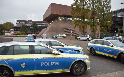 Einsatzkräfte der Polizei stehen vor der Universität in Mannheim. Das Landeskriminalamt ermittelt nun zu dem tödlichen Polizeieinsatz. - Foto: Rene Priebe/dpa