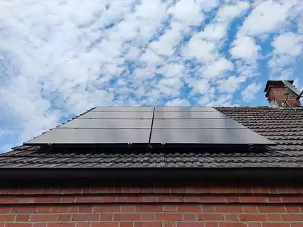 Solarzellen auf Hausdach (Archiv) - Foto: über dts Nachrichtenagentur
