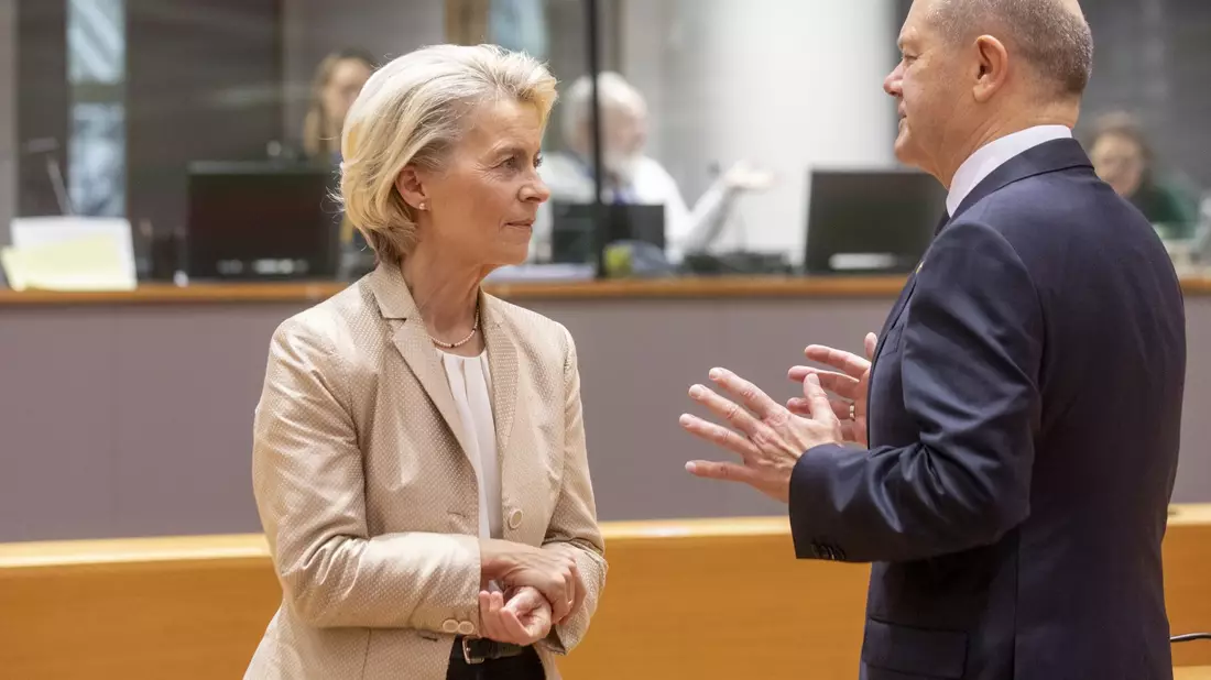 EU-Kommissionspräsidentin Ursula von der Leyen spricht mit Bundeskanzler Olaf Scholz beim EU-Gipfel in Brüssel. - Bild: Hatim Kaghat/Belga/dpa