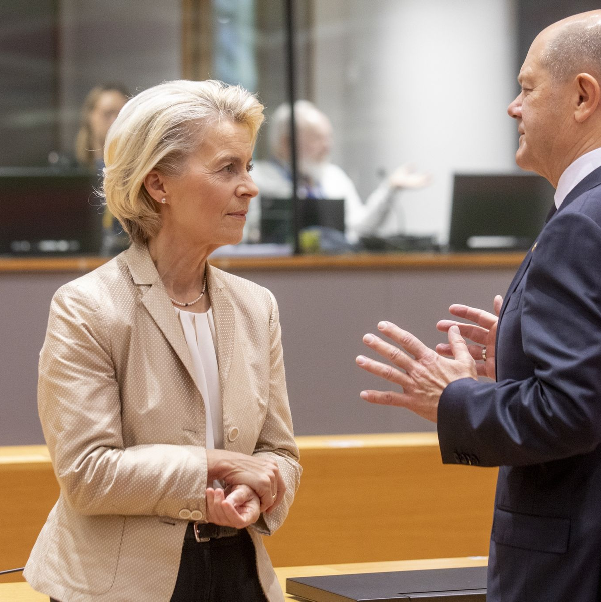 EU-Kommissionspräsidentin Ursula von der Leyen spricht mit Bundeskanzler Olaf Scholz beim EU-Gipfel in Brüssel. - Foto: Hatim Kaghat/Belga/dpa
