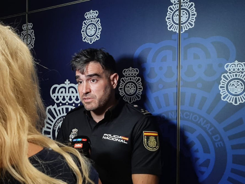 Chef der Mordkommission Angel Ruiz spricht zu den Medien in dem Fall des vor gut einem Jahr auf Mallorcas Flughafen-Autobahn zu Tode gekommenen Deutschen. - Foto: Patrick Schirmer/dpa