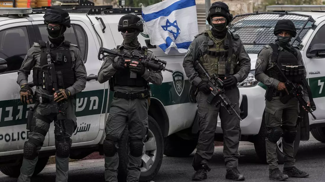 Angehörige protestieren regelmäßig für die Freilassung der Verschleppten - hier ein Plakat mit einem Bild der Deutsch-Israelin Arbel Yehud. (Archivbild) - Bild: Mahmoud illean/AP/dpa