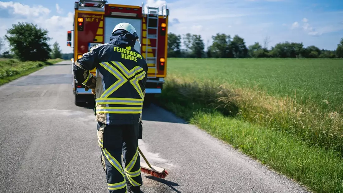 FW Hünxe: Ölspur verursacht Verkehrsunfälle - Zwei verletzte Motorradfahrer - Bild: presseportal.de