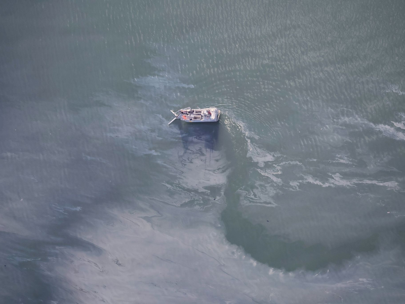 Einsatzkräfte der schwedischen Küstenwache arbeiten daran, Öl aufzufangen. Vor der südschwedischen Ostseeküste ist aus einer auf Grund gelaufenen Passagierfähre nach Behördenangaben sehr viel Öl ausgelaufen. - Foto: ---/Küstenwache Schweden/dpa