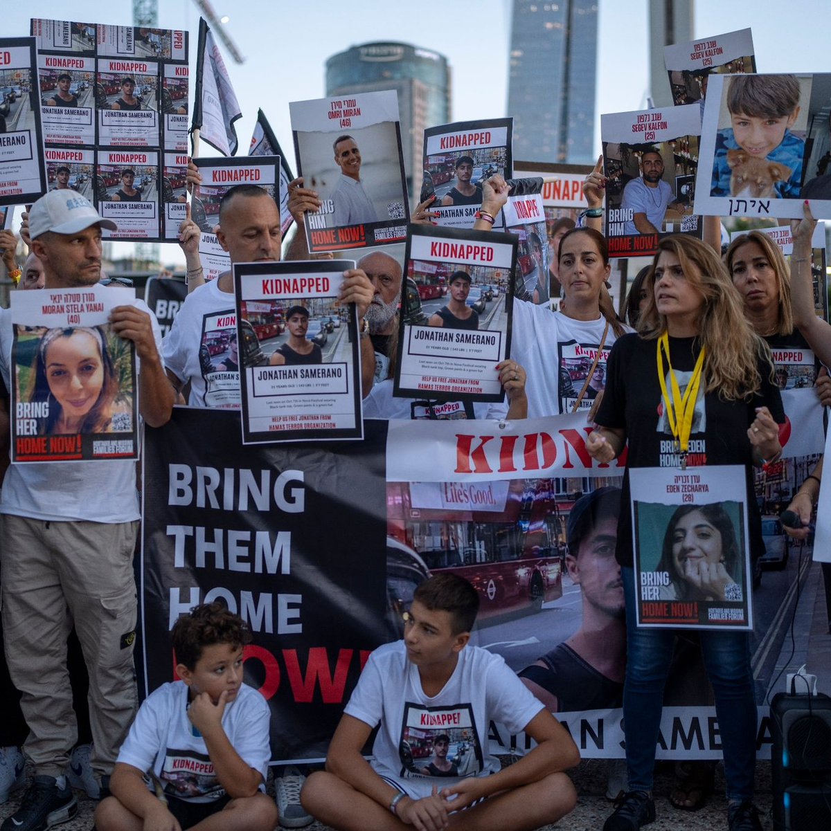 Angehörige und Sympathisanten der Geiseln auf einem viertägigen Fußmarsch von Tel Aviv zur Residenz Netanjahus in Jerusalem. (Archivbild) - Foto: Ohad Zwigenberg/AP/dpa