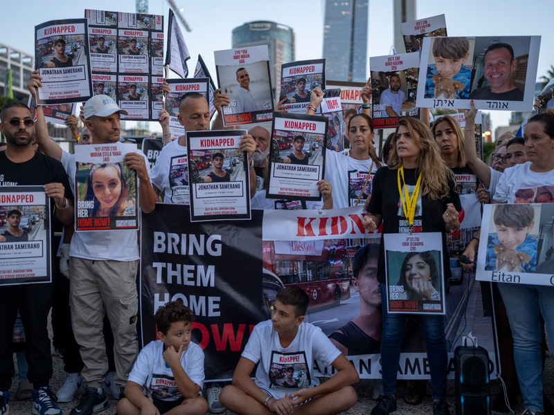 Große Menschenmengen demonstrierte nach Angaben der Organisatoren für die Freilassung der Geiseln aus der Gewalt der Hamas und ein Ende des Gaza-Kriegs.  - Foto: Ohad Zwigenberg/AP/dpa
