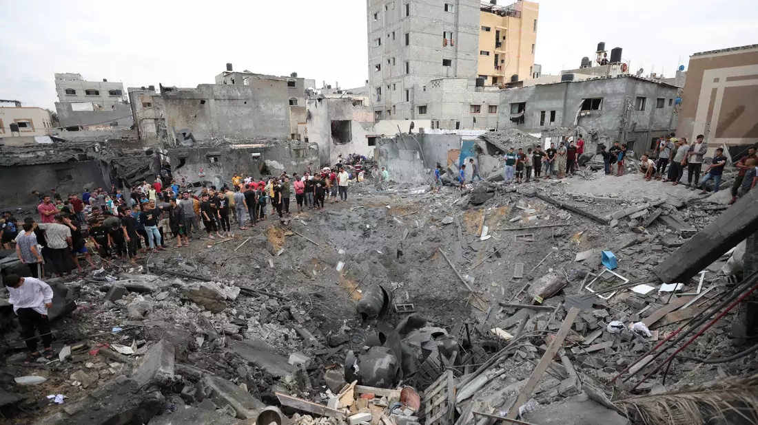 Palästinenser trauern in Dair al-Balah um ein Kind, das bei der israelischen Bombardierung des Gazastreifens getötet wurde. - Bild: Ali Mahmoud/AP/dpa