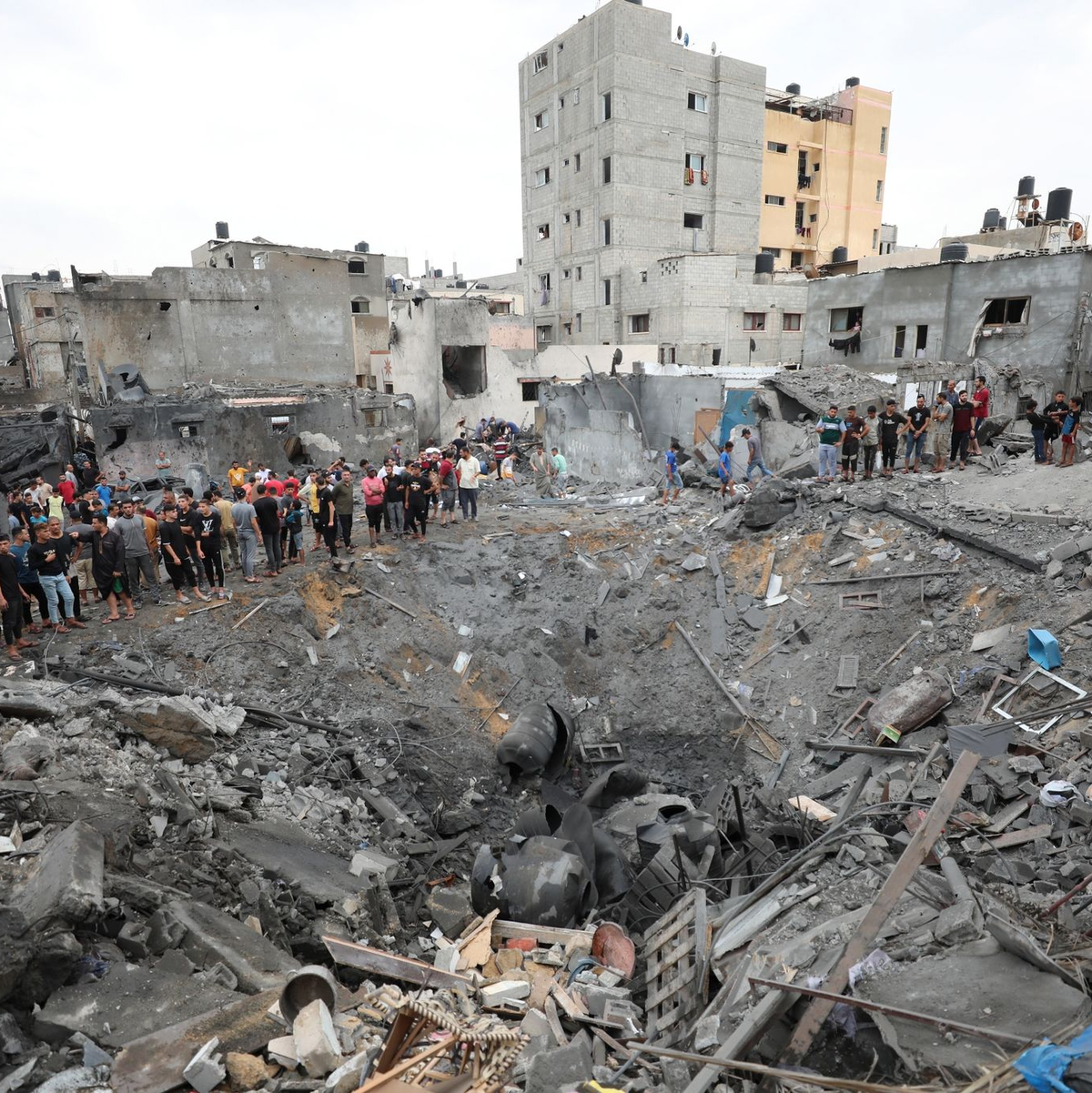 Palästinenser trauern in Dair al-Balah um ein Kind, das bei der israelischen Bombardierung des Gazastreifens getötet wurde. - Foto: Ali Mahmoud/AP/dpa