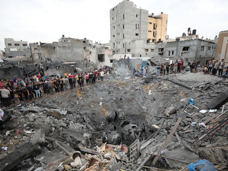 Palästinenser trauern in Dair al-Balah um ein Kind, das bei der israelischen Bombardierung des Gazastreifens getötet wurde. - Foto: Ali Mahmoud/AP/dpa