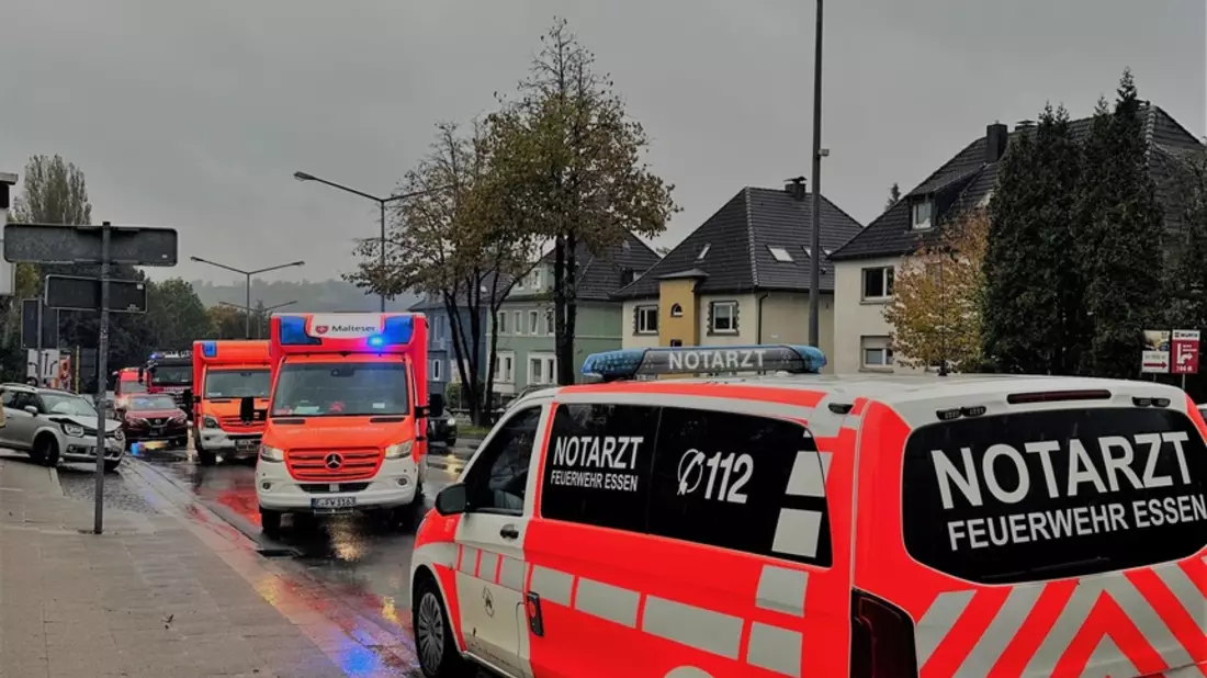 FW-E: Verkehrsunfall mit vier Fahrzeugen - Rettungswagen in Unfall involviert - Bild: presseportal.de