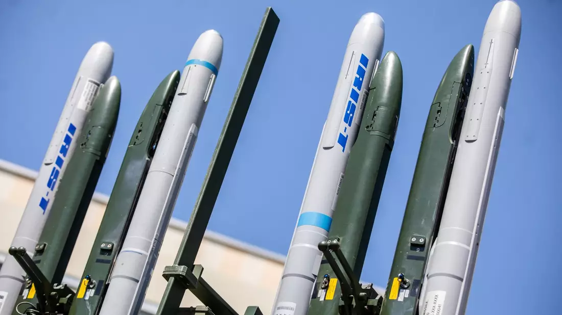 Ein Raketenabwehrsystem vom Typ Iris-T (Archivbild). - Bild: Christoph Schmidt/dpa