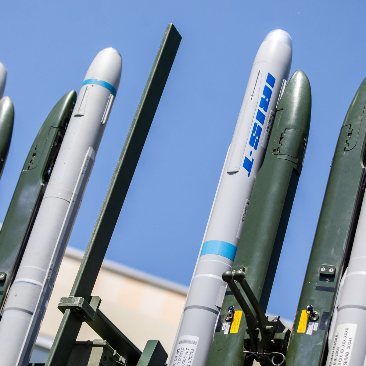 Ein Raketenabwehrsystem vom Typ Iris-T (Archivbild). - Foto: Christoph Schmidt/dpa