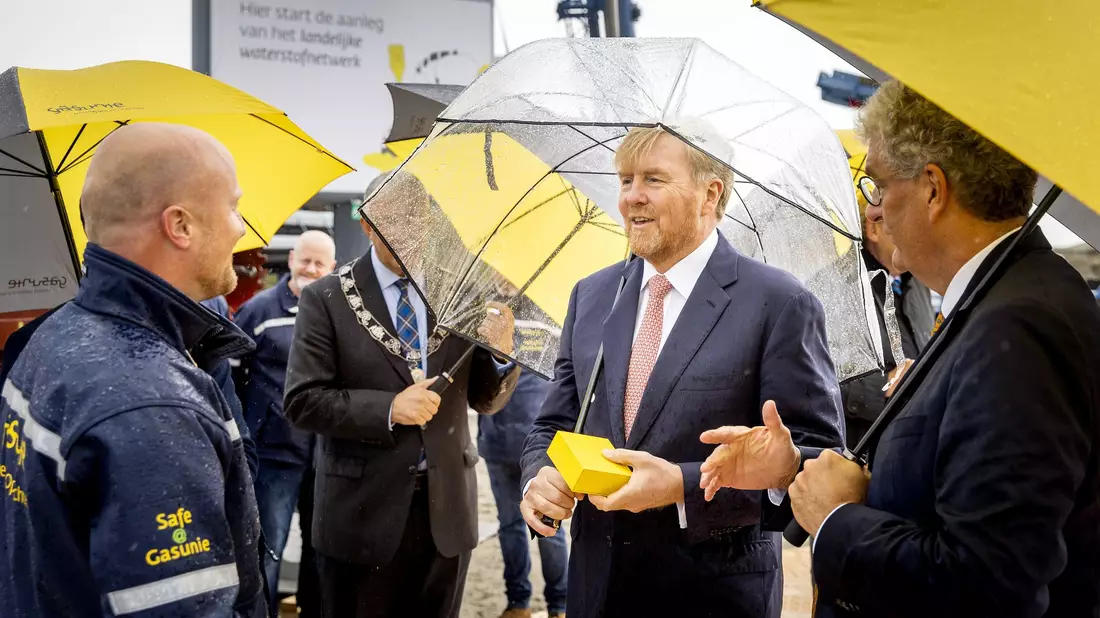 Der niederländische König Willem-Alexander (M) hat im Hafen von Rotterdam das Startzeichen für den Bau eines internationalen Wasserstoffnetzwerkes gegeben. - Bild: Koen Van Weel/ANP/dpa