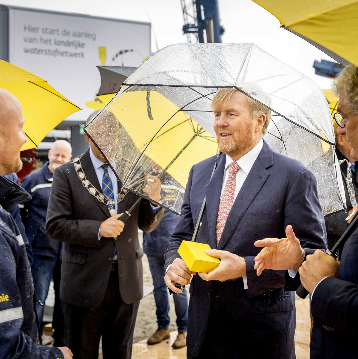 Der niederländische König Willem-Alexander (M) hat im Hafen von Rotterdam das Startzeichen für den Bau eines internationalen Wasserstoffnetzwerkes gegeben. - Foto: Koen Van Weel/ANP/dpa