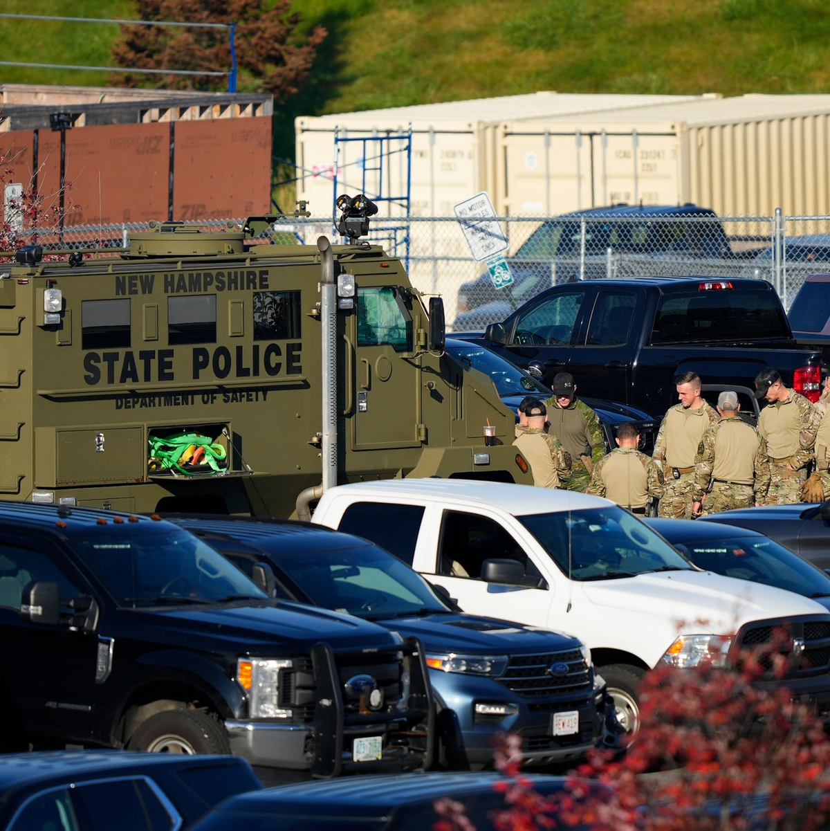 Mit einem Großaufgebot sucht die Polizei nach dem flüchtigen Schützen. - Foto: Matt Rourke/AP/dpa