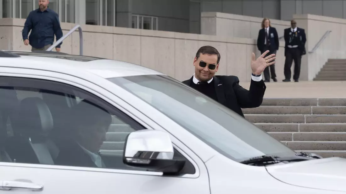 George Santos verlässt das Bundesgerichtsgebäude in Central Isli. - Bild: Stefan Jeremiah/AP/dpa
