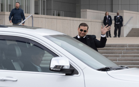 George Santos verlässt das Bundesgerichtsgebäude in Central Isli. - Foto: Stefan Jeremiah/AP/dpa