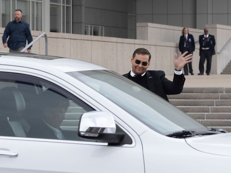 George Santos verlässt das Bundesgerichtsgebäude in Central Isli. - Foto: Stefan Jeremiah/AP/dpa