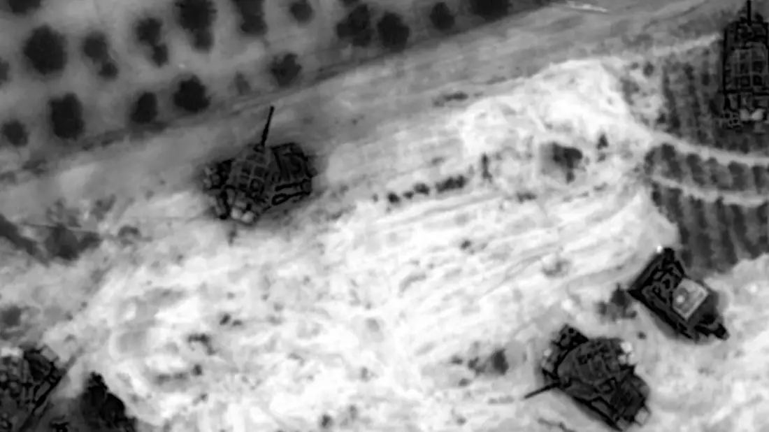 Auf diesem undatierten von den israelischen Verteidigungskräften zur Verfügung gestellten Videostandbild sind israelische Panzer im Gazastreifen zu sehen. - Bild: Uncredited/Israeli Defense Forces/AP/dpa