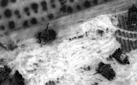 Auf diesem undatierten von den israelischen Verteidigungskräften zur Verfügung gestellten Videostandbild sind israelische Panzer im Gazastreifen zu sehen. - Foto: Uncredited/Israeli Defense Forces/AP/dpa