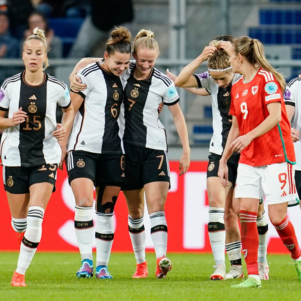 Die DFB-Frauen setzten sich mit 5:1 gegen Wales durch. - Foto: Uwe Anspach/dpa