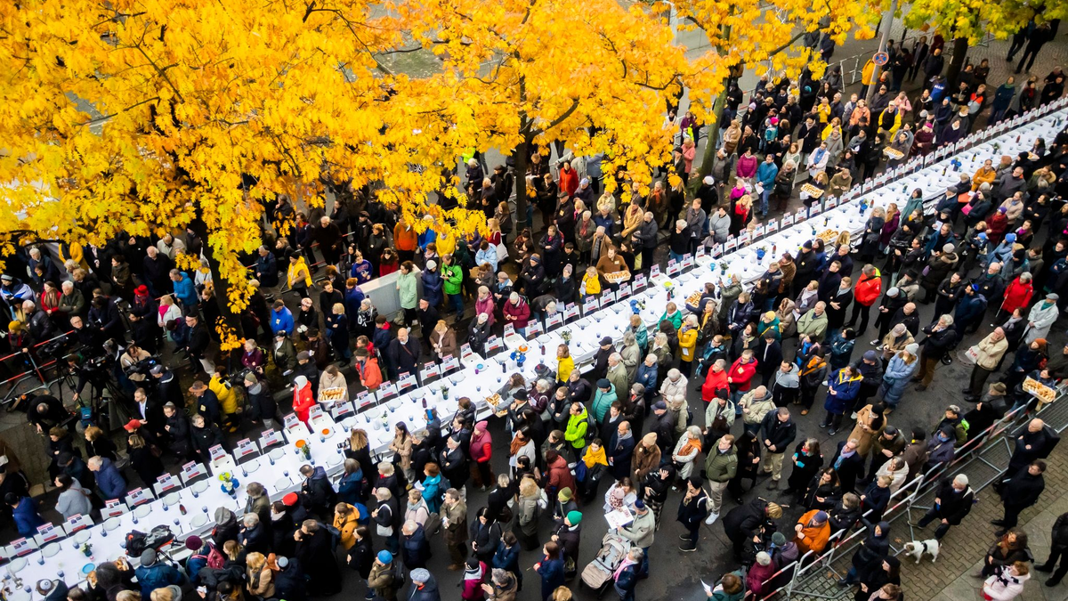 Ein festlich gedeckter Schabbat-Tisch in Berlin mit 220 leeren Stühlen, stellvertretend für die Geiseln der Hamas. - Foto: Christoph Soeder/dpa