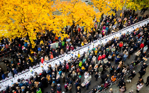 Ein festlich gedeckter Schabbat-Tisch in Berlin mit 220 leeren Stühlen, stellvertretend für die Geiseln der Hamas. - Foto: Christoph Soeder/dpa