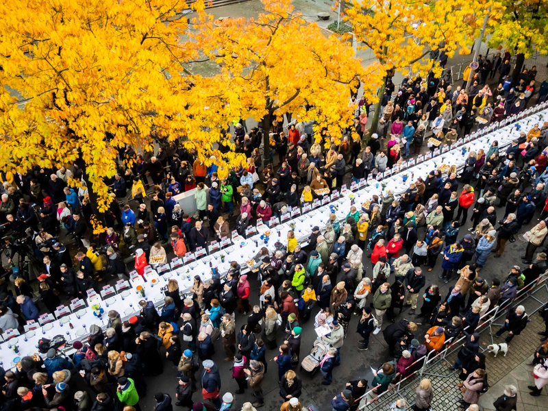 Ein festlich gedeckter Schabbat-Tisch in Berlin mit 220 leeren Stühlen, stellvertretend für die Geiseln der Hamas. - Foto: Christoph Soeder/dpa