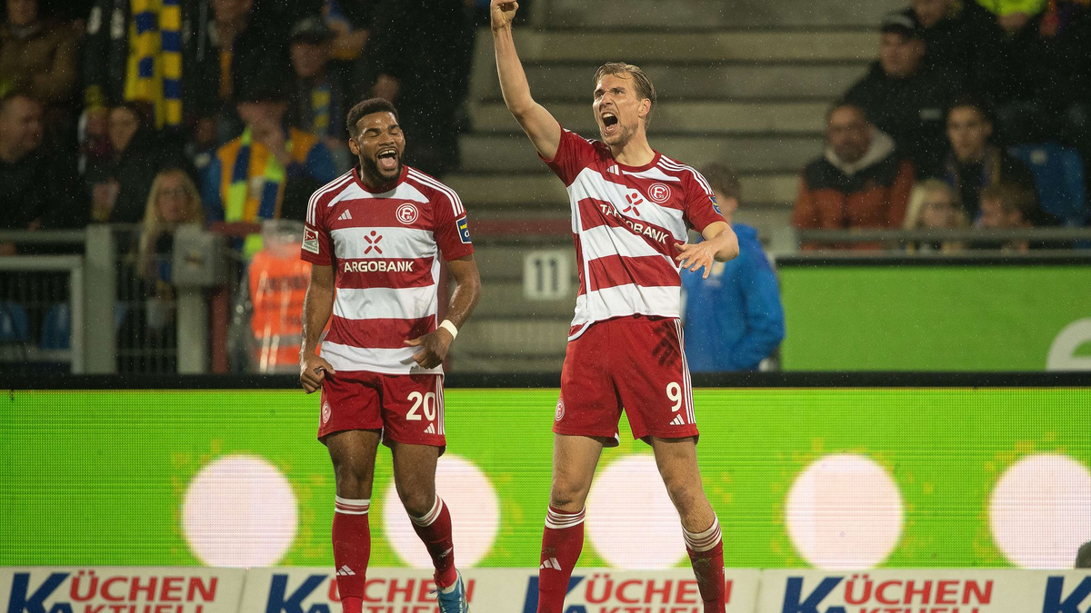 Die Düsseldorfer um Vincent Vermeij (r) nehmen drei Punkte aus Braunschweig mit. - Foto: Swen Pförtner/dpa