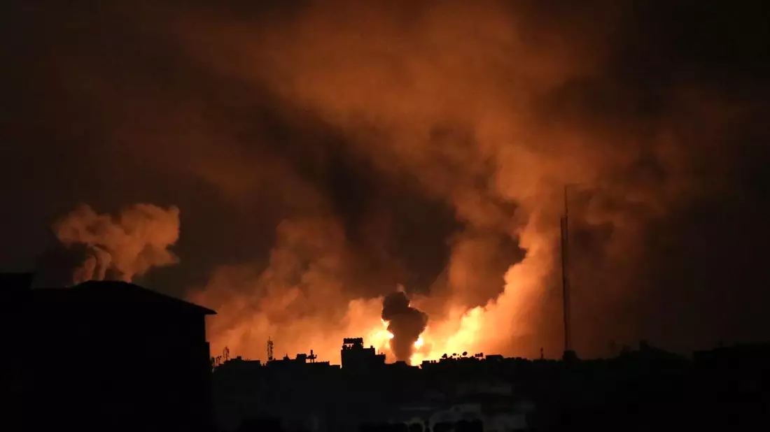 Explosionen im nördlichen Gazastreifen, verursacht durch israelische Luftangriffe. - Bild: Abed Khaled/AP/dpa