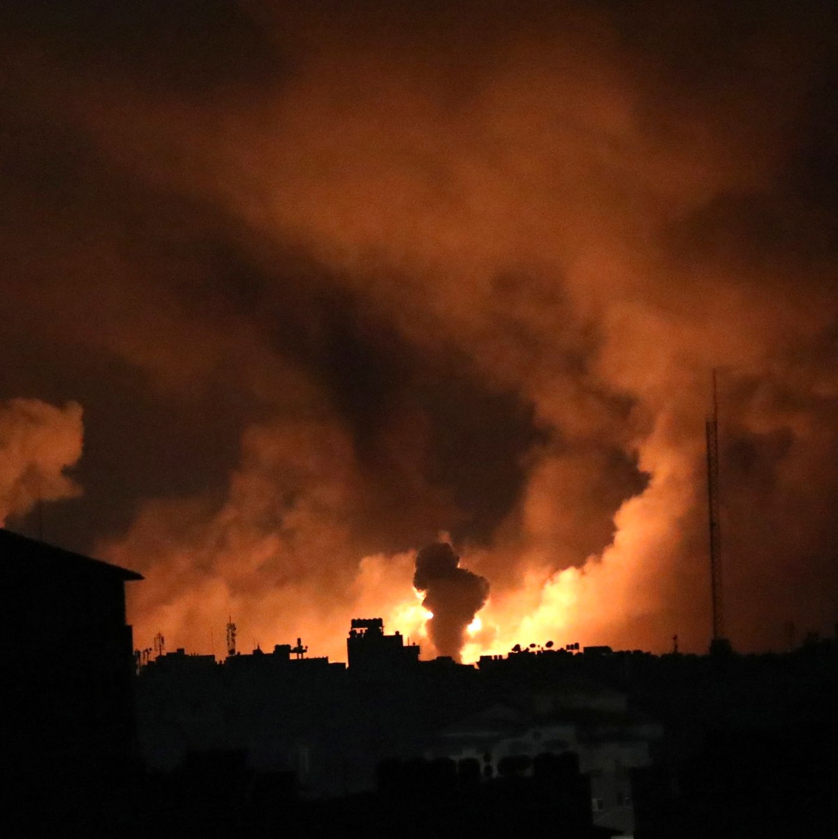 Explosionen im nördlichen Gazastreifen, verursacht durch israelische Luftangriffe. - Foto: Abed Khaled/AP/dpa