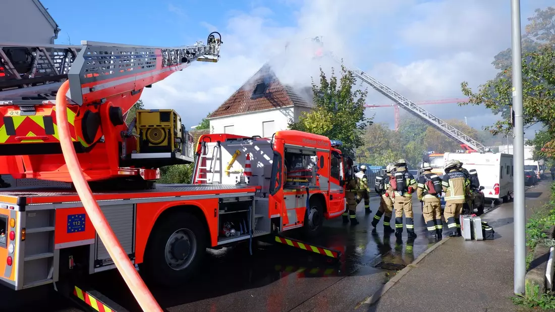 FW Stuttgart: Dachstuhlbrand in leerstehendem Gebäude in Stuttgart-Weilimdorf - Bild: presseportal.de