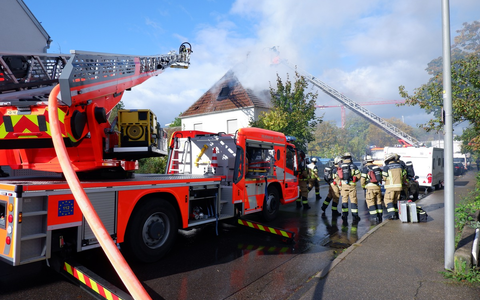 FW Stuttgart: Dachstuhlbrand in leerstehendem Gebäude in Stuttgart-Weilimdorf - Foto: presseportal.de