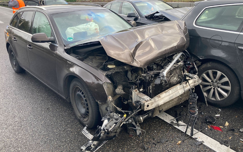 Bei mehreren Massenkarambolagen auf der Autobahn nahe Heilbronn sind am Freitagnachmittag Dutzende Fahrzeuge an insgesamt 17 verschiedenen Unfallstellen aufeinandergefahren. - Foto: Jürgen Kümmerle/Heilbronner Stimme/dpa