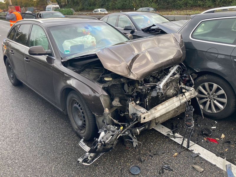 Bei mehreren Massenkarambolagen auf der Autobahn nahe Heilbronn sind am Freitagnachmittag Dutzende Fahrzeuge an insgesamt 17 verschiedenen Unfallstellen aufeinandergefahren. - Foto: Jürgen Kümmerle/Heilbronner Stimme/dpa
