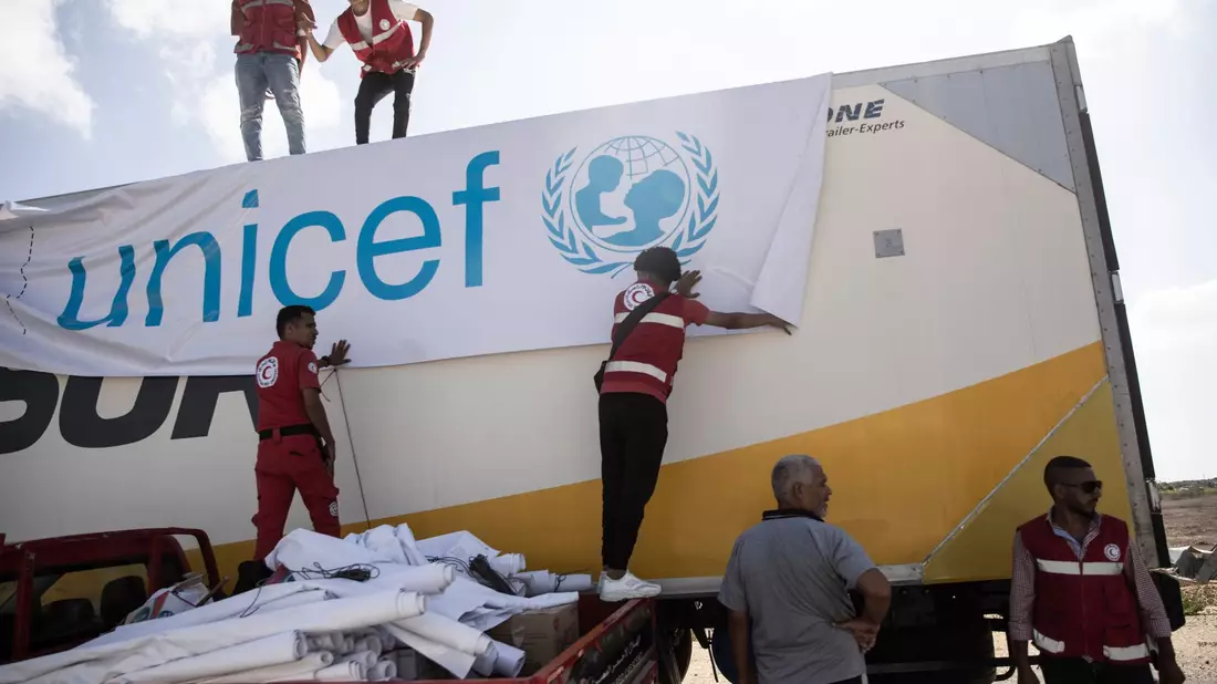 Ein mit Hilfsgütern beladener LKW steht am 20.10.2023 vor dem Grenzübergang Rafah zwischen Ägypten und dem Gaza-Streifen. Das UN-Kinderhilfswerk (Unicef) hat eigenen Angaben zufolge keinen Kontakt mehr zu seinen Kollegen in Gaza. - Bild: Gehad Hamdy/dpa