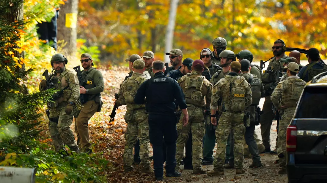 Die Polizei im US-Bundesstaat Maine ist mit einem Großaufgebot im Einsatz. - Bild: Matt Rourke/AP/dpa