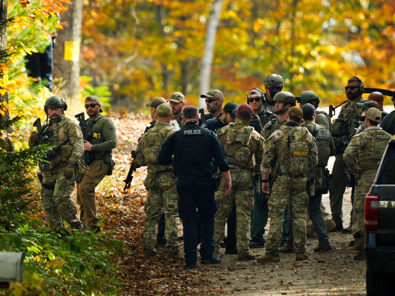 Die Polizei im US-Bundesstaat Maine ist mit einem Großaufgebot im Einsatz. - Foto: Matt Rourke/AP/dpa