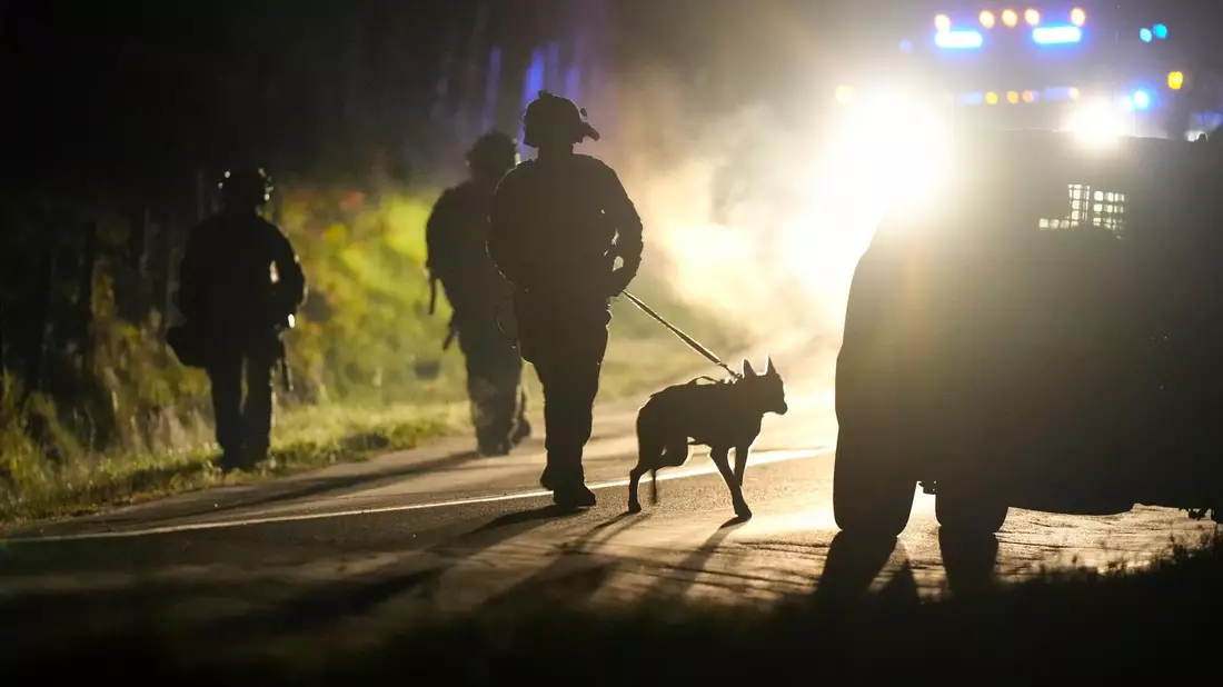 Die Polizei im US-Bundesstaat Maine ist mit einem Großaufgebot im Einsatz. - Bild: Steven Senne/AP/dpa